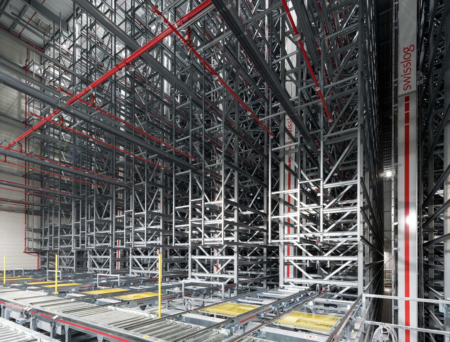 Et kig ind i højlageret tydeliggør dimensionerne: Syv lagerrobotter styrer fuldautomatisk de 15.000 Europa-pallepladser.
