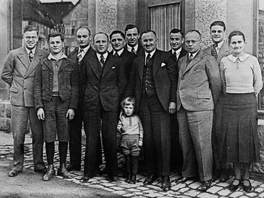 Adolf Häfele og medarbejdere foran håndværkerbutikken Häfele i Nagold