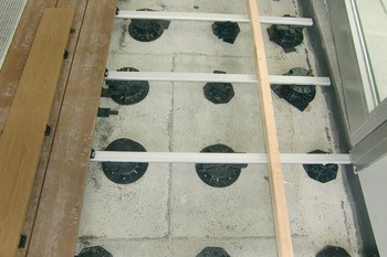 terrassestillefod, til at lægge på træunderkonstruktion, med højdejusterbare støttefødder
